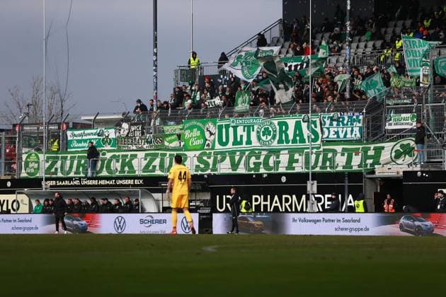 15.02.2025, xrekx, Fussball 2.Bundesliga, SV Elversberg - SpVgg Greuther Fuerth v.l. Fans ,Stimmung, Schals, Ultras, Zuschauer, Besucher, Choreo, Choreografie, atmosphere, scarves, spectators, visitors Fuerth Nahuel Noll (SpVgg Greuther Fuerth) (DFL DFB REGULATIONS PROHIBIT ANY USE OF PHOTOGRAPHS as IMAGE SEQUENCES and or QUASI-VIDEO) Elversberg