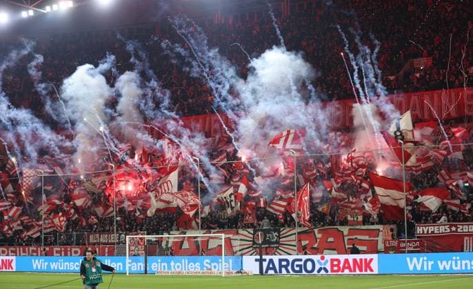15.02.2025, xdcx, Fussball 2. Bundesliga, Fortuna Düsseldorf - Hertha BSC Berlin, v.l., Fortuna-Fans zünden Pyrotechnik, Pyro, Rauch, Feuer, Bengalos, Rauchbomben, pirotecnica, fumo, fuoco, Wunderkerzen DFL DFB REGULATIONS PROHIBIT ANY USE OF PHOTOGRAPHS AS IMAGE SEQUENCES AND OR QUASI-VIDEO. Copyright: HMBxMedia Claus