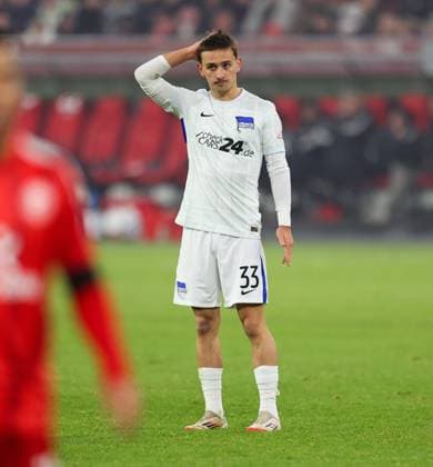 15.02.2025, xdcx, Fussball 2. Bundesliga, Fortuna Düsseldorf - Hertha BSC Berlin, v.l., Michal Karbownik (Hertha BSC Berlin) enttaeuscht, enttaeuscht schauend, dissapointed, traurig, frustiert, frust, gefrustet DFL DFB REGULATIONS PROHIBIT ANY USE OF PHOTOGRAPHS AS IMAGE SEQUENCES AND OR QUASI-VIDEO.