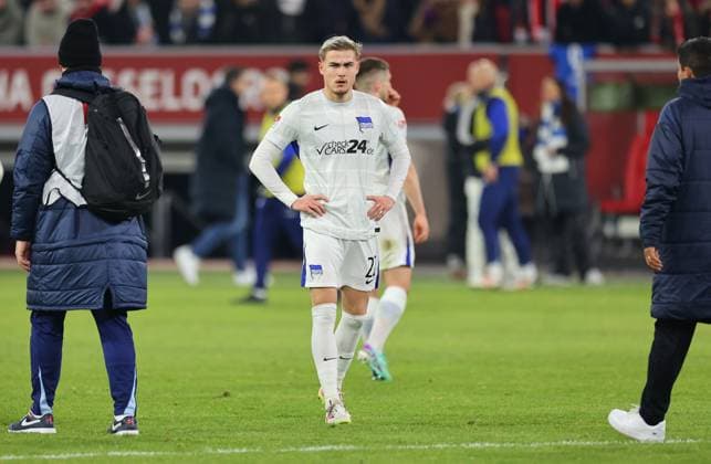 15.02.2025, xdcx, Fussball 2. Bundesliga, Fortuna Düsseldorf - Hertha BSC Berlin, v.l., Marten Winkler (Hertha BSC Berlin) enttaeuscht, enttaeuscht schauend, dissapointed, traurig, frustiert, frust, gefrustet DFL DFB REGULATIONS PROHIBIT ANY USE OF PHOTOGRAPHS AS IMAGE SEQUENCES AND OR QUASI-VIDEO.