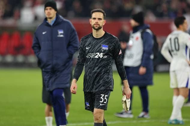 15.02.2025, xdcx, Fussball 2. Bundesliga, Fortuna Düsseldorf - Hertha BSC Berlin, v.l., Torwart Marius Gersbeck (Hertha BSC Berlin) enttaeuscht, enttaeuscht schauend, dissapointed, traurig, frustiert, frust, gefrustet DFL DFB REGULATIONS PROHIBIT ANY USE OF PHOTOGRAPHS AS IMAGE SEQUENCES AND OR QUASI-VIDEO.