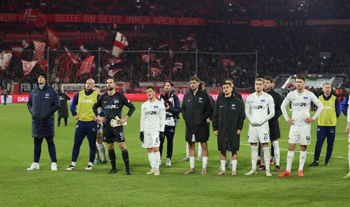 15.02.2025, xdcx, Fussball 2. Bundesliga, Fortuna Düsseldorf - Hertha BSC Berlin, v.l., Hertha-Spieler enttaeuscht, enttaeuscht schauend, dissapointed, traurig, frustiert, frust, gefrustet bei den Fans DFL DFB REGULATIONS PROHIBIT ANY USE OF PHOTOGRAPHS AS IMAGE SEQUENCES AND OR QUASI-VIDEO.