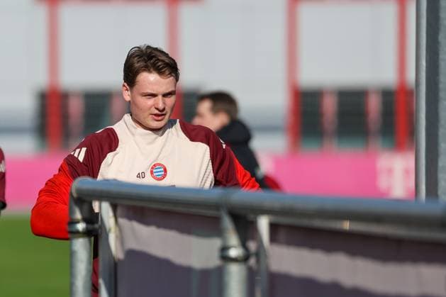 Jonas Urbig (FC Bayern Muenchen, 40) auf dem Weg auf den Trainingsplatz, GER, Abschlusstraining, FC Bayern Muenchen, Fussball, UEFA Champions League, Play-offs, Saison 2024 2025, 17.02.2025, GER, Abschlusstraining, FC Bayern Muenchen, Fussball, UEFA Champions League, Play-offs, Saison 2024 2025, 17.02.2025 Muenchen Copyright: xEibner-Pressefoto JennixMaulx EP_JML