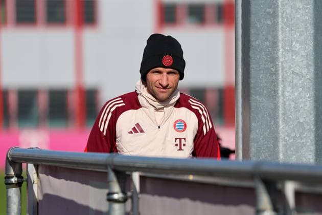 Thomas Mueller (FC Bayern Muenchen, 25) auf dem Weg auf den Trainingsplatz, GER, Abschlusstraining, FC Bayern Muenchen, Fussball, UEFA Champions League, Play-offs, Saison 2024 2025, 17.02.2025, GER, Abschlusstraining, FC Bayern Muenchen, Fussball, UEFA Champions League, Play-offs, Saison 2024 2025, 17.02.2025 Muenchen Copyright: xEibner-Pressefoto JennixMaulx EP_JML
