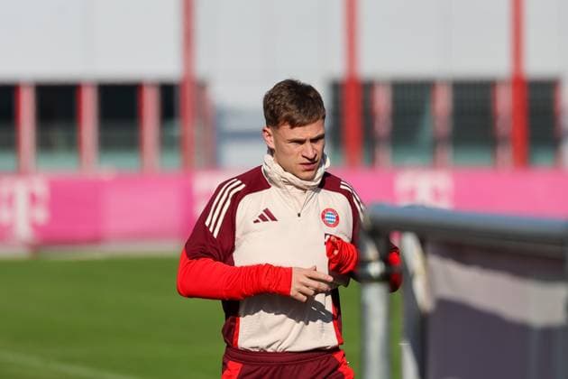 Joshua Kimmich (FC Bayern Muenchen, 06) auf dem Weg auf den Trainingsplatz, GER, Abschlusstraining, FC Bayern Muenchen, Fussball, UEFA Champions League, Play-offs, Saison 2024 2025, 17.02.2025, GER, Abschlusstraining, FC Bayern Muenchen, Fussball, UEFA Champions League, Play-offs, Saison 2024 2025, 17.02.2025 Muenchen Copyright: xEibner-Pressefoto JennixMaulx EP_JML