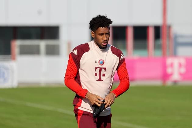 Kingsley Coman (FC Bayern Muenchen, 11) auf dem Weg auf den Trainingsplatz, GER, Abschlusstraining, FC Bayern Muenchen, Fussball, UEFA Champions League, Play-offs, Saison 2024 2025, 17.02.2025, GER, Abschlusstraining, FC Bayern Muenchen, Fussball, UEFA Champions League, Play-offs, Saison 2024 2025, 17.02.2025 Muenchen Copyright: xEibner-Pressefoto JennixMaulx EP_JML