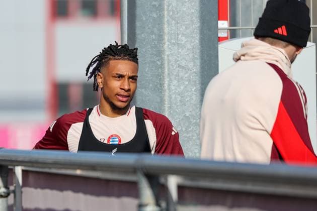 Michael Olise (FC Bayern Muenchen, 17) auf dem Weg auf den Trainingsplatz, GER, Abschlusstraining, FC Bayern Muenchen, Fussball, UEFA Champions League, Play-offs, Saison 2024 2025, 17.02.2025, GER, Abschlusstraining, FC Bayern Muenchen, Fussball, UEFA Champions League, Play-offs, Saison 2024 2025, 17.02.2025 Muenchen Copyright: xEibner-Pressefoto JennixMaulx EP_JML