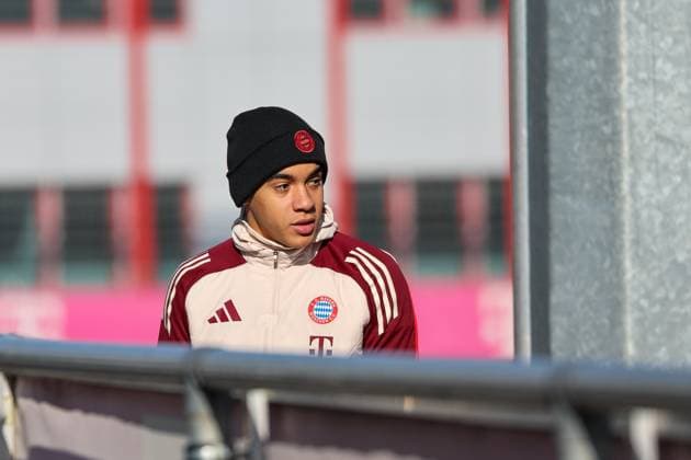 Jamal Musiala (FC Bayern Muenchen, 42) auf dem Weg auf den Trainingsplatz, GER, Abschlusstraining, FC Bayern Muenchen, Fussball, UEFA Champions League, Play-offs, Saison 2024 2025, 17.02.2025, GER, Abschlusstraining, FC Bayern Muenchen, Fussball, UEFA Champions League, Play-offs, Saison 2024 2025, 17.02.2025 Muenchen Copyright: xEibner-Pressefoto JennixMaulx EP_JML