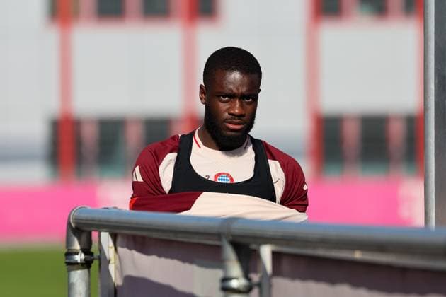 Dayot Upamecano (FC Bayern Muenchen, 02) auf dem Weg auf den Trainingsplatz, GER, Abschlusstraining, FC Bayern Muenchen, Fussball, UEFA Champions League, Play-offs, Saison 2024 2025, 17.02.2025, GER, Abschlusstraining, FC Bayern Muenchen, Fussball, UEFA Champions League, Play-offs, Saison 2024 2025, 17.02.2025 Muenchen Copyright: xEibner-Pressefoto JennixMaulx EP_JML