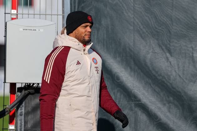 Vincent Kompany (FC Bayern Muenchen, Cheftrainer) auf dem Weg auf den Trainingsplatz, GER, Abschlusstraining, FC Bayern Muenchen, Fussball, UEFA Champions League, Play-offs, Saison 2024 2025, 17.02.2025, GER, Abschlusstraining, FC Bayern Muenchen, Fussball, UEFA Champions League, Play-offs, Saison 2024 2025, 17.02.2025 Muenchen Copyright: xEibner-Pressefoto JennixMaulx EP_JML