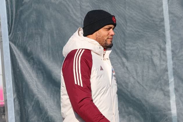 Vincent Kompany (FC Bayern Muenchen, Cheftrainer) auf dem Weg auf den Trainingsplatz, GER, Abschlusstraining, FC Bayern Muenchen, Fussball, UEFA Champions League, Play-offs, Saison 2024 2025, 17.02.2025, GER, Abschlusstraining, FC Bayern Muenchen, Fussball, UEFA Champions League, Play-offs, Saison 2024 2025, 17.02.2025 Muenchen Copyright: xEibner-Pressefoto JennixMaulx EP_JML