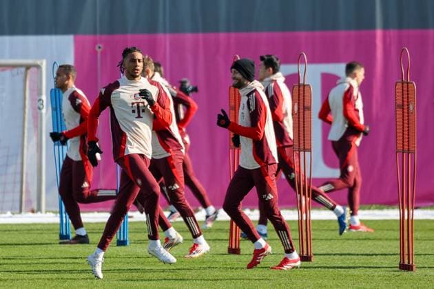 Michael Olise (FC Bayern Muenchen, 17) beim Training, mit Konrad Laimer (FC Bayern Muenchen, 27), GER, Abschlusstraining, FC Bayern Muenchen, Fussball, UEFA Champions League, Play-offs, Saison 2024 2025, 17.02.2025, GER, Abschlusstraining, FC Bayern Muenchen, Fussball, UEFA Champions League, Play-offs, Saison 2024 2025, 17.02.2025 Muenchen Copyright: xEibner-Pressefoto JennixMaulx EP_JML