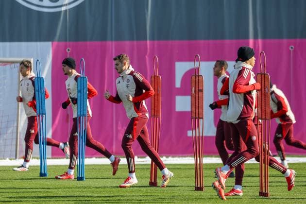 Josip Stanisic (FC Bayern Muenchen, 44) laufend beim Training mit Jamal Musiala (FC Bayern Muenchen, 42) und Aleksandar Pavlovic (FC Bayern Muenchen, 45), mit Hiroki Ito (FC Bayern Muenchen, 21), GER, Abschlusstraining, FC Bayern Muenchen, Fussball, UEFA Champions League, Play-offs, Saison 2024 2025, 17.02.2025, GER, Abschlusstraining, FC Bayern Muenchen, Fussball, UEFA Champions League, Play-offs, Saison 2024 2025, 17.02.2025 Muenchen Copyright: xEibner-Pressefoto JennixMaulx EP_JML