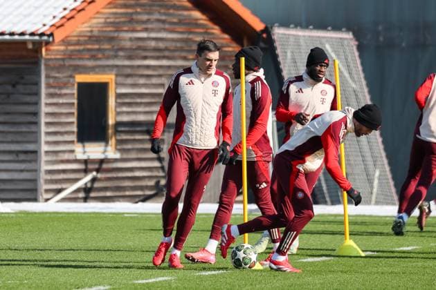 Joao Palhinha (FC Bayern Muenchen, 16) mit Alphonso Davies (FC Bayern Muenchen, 19) und Dayot Upamecano (FC Bayern Muenchen, 02) beim Training, mit Konrad Laimer (FC Bayern Muenchen, 27), GER, Abschlusstraining, FC Bayern Muenchen, Fussball, UEFA Champions League, Play-offs, Saison 2024 2025, 17.02.2025, GER, Abschlusstraining, FC Bayern Muenchen, Fussball, UEFA Champions League, Play-offs, Saison 2024 2025, 17.02.2025 Muenchen Copyright: xEibner-Pressefoto JennixMaulx EP_JML