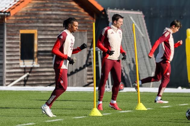 Michael Olise (FC Bayern Muenchen, 17) mti Joao Palhinha (FC Bayern Muenchen, 16) und Hiroki Ito (FC Bayern Muenchen, 21) beim Training, GER, Abschlusstraining, FC Bayern Muenchen, Fussball, UEFA Champions League, Play-offs, Saison 2024 2025, 17.02.2025, GER, Abschlusstraining, FC Bayern Muenchen, Fussball, UEFA Champions League, Play-offs, Saison 2024 2025, 17.02.2025 Muenchen Copyright: xEibner-Pressefoto JennixMaulx EP_JML
