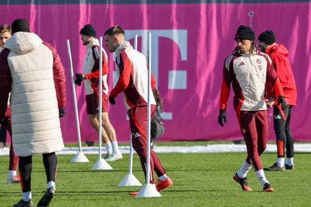 Sacha Boey (FC Bayern Muenchen, 23) mit Gabriel Vidovic (FC Bayern Muenchen, 24), GER, Abschlusstraining, FC Bayern Muenchen, Fussball, UEFA Champions League, Play-offs, Saison 2024 2025, 17.02.2025, GER, Abschlusstraining, FC Bayern Muenchen, Fussball, UEFA Champions League, Play-offs, Saison 2024 2025, 17.02.2025 Muenchen Copyright: xEibner-Pressefoto JennixMaulx EP_JML