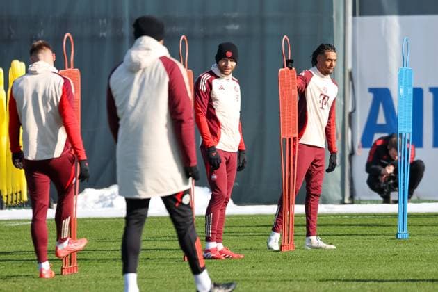 Konrad Laimer (FC Bayern Muenchen, 27) mit Michael Olise (FC Bayern Muenchen, 17) , GER, Abschlusstraining, FC Bayern Muenchen, Fussball, UEFA Champions League, Play-offs, Saison 2024 2025, 17.02.2025, GER, Abschlusstraining, FC Bayern Muenchen, Fussball, UEFA Champions League, Play-offs, Saison 2024 2025, 17.02.2025 Muenchen Copyright: xEibner-Pressefoto JennixMaulx EP_JML