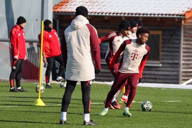 Kingsley Coman (FC Bayern Muenchen, 11) mit Ball mit Sacha Boey (FC Bayern Muenchen, 23), GER, Abschlusstraining, FC Bayern Muenchen, Fussball, UEFA Champions League, Play-offs, Saison 2024 2025, 17.02.2025, GER, Abschlusstraining, FC Bayern Muenchen, Fussball, UEFA Champions League, Play-offs, Saison 2024 2025, 17.02.2025 Muenchen Copyright: xEibner-Pressefoto JennixMaulx EP_JML