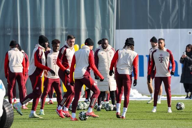 Spieler beim Training, Joao Palhinha (FC Bayern Muenchen, 16) mit Dayot Upamecano (FC Bayern Muenchen, 02) und Jamal Musiala (FC Bayern Muenchen, 42), mit Kingsley Coman (FC Bayern Muenchen, 11) und Michael Olise (FC Bayern Muenchen, 17), GER, Abschlusstraining, FC Bayern Muenchen, Fussball, UEFA Champions League, Play-offs, Saison 2024 2025, 17.02.2025, GER, Abschlusstraining, FC Bayern Muenchen, Fussball, UEFA Champions League, Play-offs, Saison 2024 2025, 17.02.2025 Muenchen Copyright: xEibner-Pressefoto JennixMaulx EP_JML