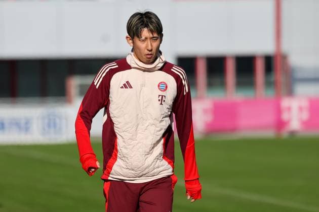 Hiroki Ito (FC Bayern Muenchen, 21) auf dem Weg auf den Trainingsplatz, GER, Abschlusstraining, FC Bayern Muenchen, Fussball, UEFA Champions League, Play-offs, Saison 2024 2025, 17.02.2025, GER, Abschlusstraining, FC Bayern Muenchen, Fussball, UEFA Champions League, Play-offs, Saison 2024 2025, 17.02.2025 Muenchen Copyright: xEibner-Pressefoto JennixMaulx EP_JML