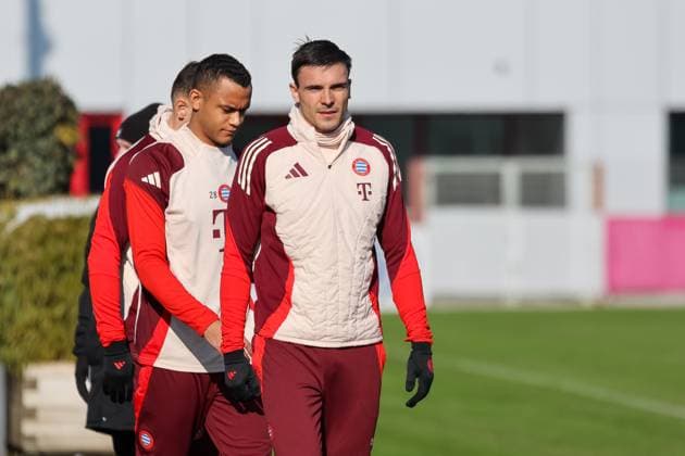 Joao Palhinha (FC Bayern Muenchen, 16) mit Tarek Buchmann (FC Bayern Muenchen, 28) auf dem Weg auf den Trainingsplatz, GER, Abschlusstraining, FC Bayern Muenchen, Fussball, UEFA Champions League, Play-offs, Saison 2024 2025, 17.02.2025, GER, Abschlusstraining, FC Bayern Muenchen, Fussball, UEFA Champions League, Play-offs, Saison 2024 2025, 17.02.2025 Muenchen Copyright: xEibner-Pressefoto JennixMaulx EP_JML