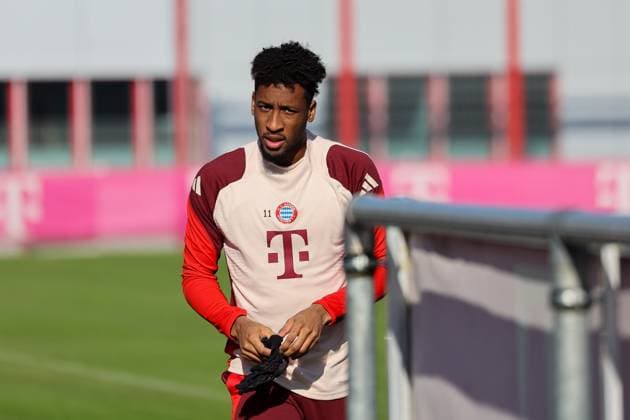 Kingsley Coman (FC Bayern Muenchen, 11) auf dem Weg auf den Trainingsplatz, GER, Abschlusstraining, FC Bayern Muenchen, Fussball, UEFA Champions League, Play-offs, Saison 2024 2025, 17.02.2025, GER, Abschlusstraining, FC Bayern Muenchen, Fussball, UEFA Champions League, Play-offs, Saison 2024 2025, 17.02.2025 Muenchen Copyright: xEibner-Pressefoto JennixMaulx EP_JML