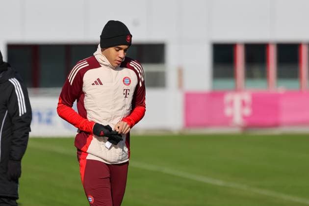 Jamal Musiala (FC Bayern Muenchen, 42) auf dem Weg auf den Trainingsplatz, GER, Abschlusstraining, FC Bayern Muenchen, Fussball, UEFA Champions League, Play-offs, Saison 2024 2025, 17.02.2025, GER, Abschlusstraining, FC Bayern Muenchen, Fussball, UEFA Champions League, Play-offs, Saison 2024 2025, 17.02.2025 Muenchen Copyright: xEibner-Pressefoto JennixMaulx EP_JML