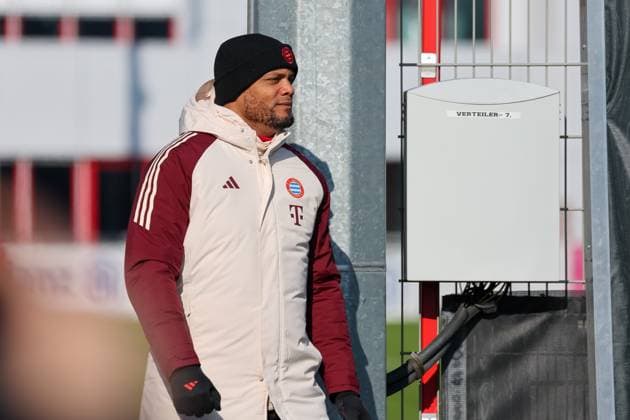Vincent Kompany (FC Bayern Muenchen, Cheftrainer) auf dem Weg auf den Trainingsplatz, GER, Abschlusstraining, FC Bayern Muenchen, Fussball, UEFA Champions League, Play-offs, Saison 2024 2025, 17.02.2025, GER, Abschlusstraining, FC Bayern Muenchen, Fussball, UEFA Champions League, Play-offs, Saison 2024 2025, 17.02.2025 Muenchen Copyright: xEibner-Pressefoto JennixMaulx EP_JML