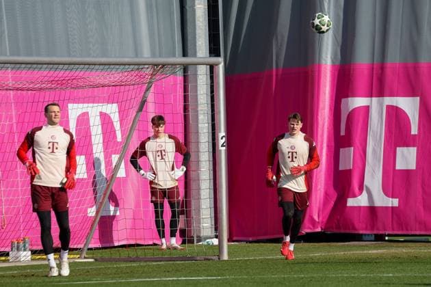 Manuel Neuer (FC Bayern Muenchen, 01) mit Jonas Urbig (FC Bayern Muenchen, 40) und Leon Klanac (FC Bayern Muenchen, 48) beim Training, GER, Abschlusstraining, FC Bayern Muenchen, Fussball, UEFA Champions League, Play-offs, Saison 2024 2025, 17.02.2025, GER, Abschlusstraining, FC Bayern Muenchen, Fussball, UEFA Champions League, Play-offs, Saison 2024 2025, 17.02.2025 Muenchen Copyright: xEibner-Pressefoto JennixMaulx EP_JML