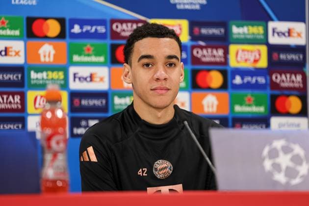 Jamal Musiala (FC Bayern Muenchen, 42) bei der Pressekonferenz, GER, Internationale Pressekonferenz, FC Bayern Muenchen, Fussball, UEFA Champions League, Play-offs, Saison 2024 2025, 17.02.2025, GER, Internationale Pressekonferenz, FC Bayern Muenchen, Fussball, UEFA Champions League, Play-offs, Saison 2024 2025, 17.02.2025 Muenchen Copyright: xEibner-Pressefoto JennixMaulx EP_JML