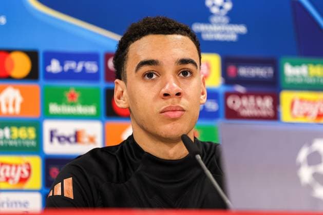 Jamal Musiala (FC Bayern Muenchen, 42) bei der Pressekonferenz, GER, Internationale Pressekonferenz, FC Bayern Muenchen, Fussball, UEFA Champions League, Play-offs, Saison 2024 2025, 17.02.2025, GER, Internationale Pressekonferenz, FC Bayern Muenchen, Fussball, UEFA Champions League, Play-offs, Saison 2024 2025, 17.02.2025 Muenchen Copyright: xEibner-Pressefoto JennixMaulx EP_JML