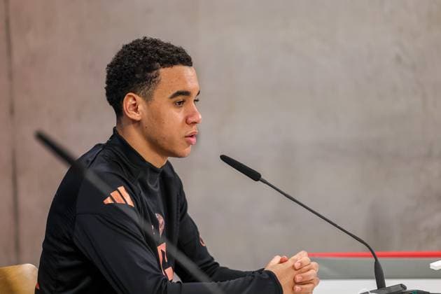 Jamal Musiala (FC Bayern Muenchen, 42) bei der Pressekonferenz, GER, Internationale Pressekonferenz, FC Bayern Muenchen, Fussball, UEFA Champions League, Play-offs, Saison 2024 2025, 17.02.2025, GER, Internationale Pressekonferenz, FC Bayern Muenchen, Fussball, UEFA Champions League, Play-offs, Saison 2024 2025, 17.02.2025 Muenchen Copyright: xEibner-Pressefoto JennixMaulx EP_JML