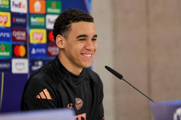 Jamal Musiala (FC Bayern Muenchen, 42) bei der Pressekonferenz, lachend, GER, Internationale Pressekonferenz, FC Bayern Muenchen, Fussball, UEFA Champions League, Play-offs, Saison 2024 2025, 17.02.2025, GER, Internationale Pressekonferenz, FC Bayern Muenchen, Fussball, UEFA Champions League, Play-offs, Saison 2024 2025, 17.02.2025 Muenchen Copyright: xEibner-Pressefoto JennixMaulx EP_JML