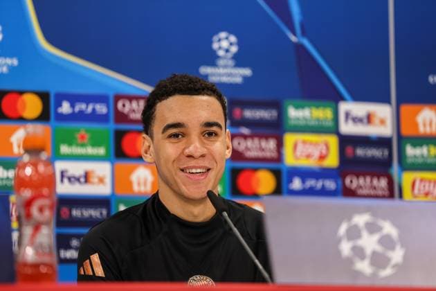 Sport Bilder des Tages Jamal Musiala (FC Bayern Muenchen, 42) bei der Pressekonferenz, lachend, GER, Internationale Pressekonferenz, FC Bayern Muenchen, Fussball, UEFA Champions League, Play-offs, Saison 2024 2025, 17.02.2025, GER, Internationale Pressekonferenz, FC Bayern Muenchen, Fussball, UEFA Champions League, Play-offs, Saison 2024 2025, 17.02.2025 Muenchen Copyright: xEibner-Pressefoto JennixMaulx EP_JML