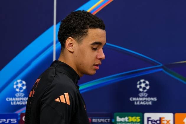 Jamal Musiala (FC Bayern Muenchen, 42) bei der Pressekonferenz, lachend, GER, Internationale Pressekonferenz, FC Bayern Muenchen, Fussball, UEFA Champions League, Play-offs, Saison 2024 2025, 17.02.2025, GER, Internationale Pressekonferenz, FC Bayern Muenchen, Fussball, UEFA Champions League, Play-offs, Saison 2024 2025, 17.02.2025 Muenchen Copyright: xEibner-Pressefoto JennixMaulx EP_JML