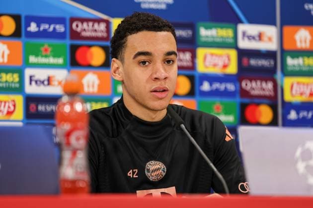 Jamal Musiala (FC Bayern Muenchen, 42) bei der Pressekonferenz, GER, Internationale Pressekonferenz, FC Bayern Muenchen, Fussball, UEFA Champions League, Play-offs, Saison 2024 2025, 17.02.2025, GER, Internationale Pressekonferenz, FC Bayern Muenchen, Fussball, UEFA Champions League, Play-offs, Saison 2024 2025, 17.02.2025 Muenchen Copyright: xEibner-Pressefoto JennixMaulx EP_JML