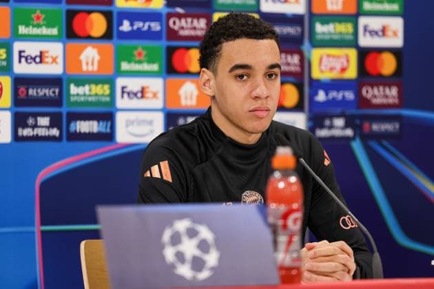 Jamal Musiala (FC Bayern Muenchen, 42) bei der Pressekonferenz, GER, Internationale Pressekonferenz, FC Bayern Muenchen, Fussball, UEFA Champions League, Play-offs, Saison 2024 2025, 17.02.2025, GER, Internationale Pressekonferenz, FC Bayern Muenchen, Fussball, UEFA Champions League, Play-offs, Saison 2024 2025, 17.02.2025 Muenchen Copyright: xEibner-Pressefoto JennixMaulx EP_JML