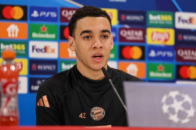 Jamal Musiala (FC Bayern Muenchen, 42) bei der Pressekonferenz, GER, Internationale Pressekonferenz, FC Bayern Muenchen, Fussball, UEFA Champions League, Play-offs, Saison 2024 2025, 17.02.2025, GER, Internationale Pressekonferenz, FC Bayern Muenchen, Fussball, UEFA Champions League, Play-offs, Saison 2024 2025, 17.02.2025 Muenchen Copyright: xEibner-Pressefoto JennixMaulx EP_JML