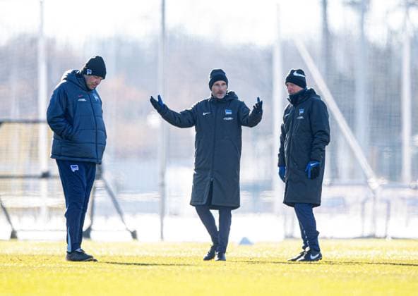 Sport Bilder des Tages Fussball, Herren, Saison 2024 25, 2. Bundesliga, Hertha BSC, Training, v.l. Torwarttrainer Andreas Menger (Hertha BSC), Trainer Stefan Leitl (Hertha BSC), Co-Trainer Armin Reutershahn (Hertha BSC), 18.02. 2025,