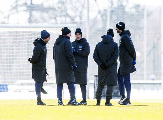 Fussball, Herren, Saison 2024 25, 2. Bundesliga, Hertha BSC, Training, v.l. Patrick Ebert (Standard-Trainer, Hertha BSC), Co-Trainer Armin Reutershahn (Hertha BSC), Trainer Stefan Leitl (Hertha BSC), Dirk Kunert (Übergangstrainer Profis Talente, Hertha BSC), Co-Trainer Andre Mijatovic (Hertha BSC), 18.02. 2025,