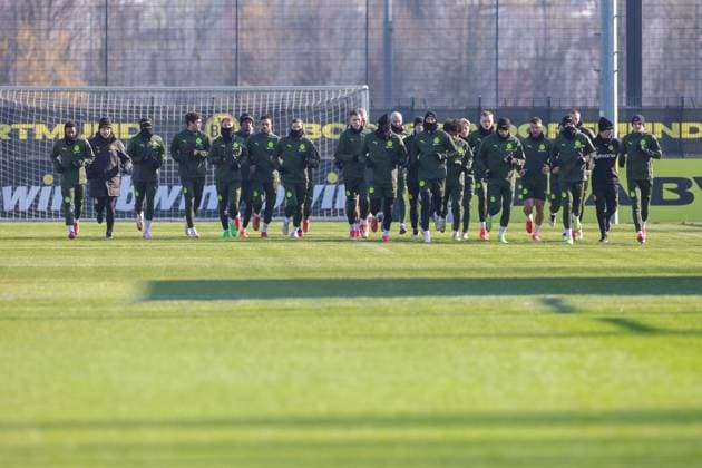 18.02.2025, Abschlusstraining zum UEFA Champions League Spiel zwischen Borussia Dortmund und Sporting Lissabon, v. l. Julien Duranville (Borussia Dortmund), Standard-Trainer Alex Clapham (Borussia Dortmund), Jamie Gittens (Borussia Dortmund), Giovanni Reyna (Borussia Dortmund), Cole Campbell (Borussia Dortmund), Carney Chukwuemeka (Borussia Dortmund), Almugera Kabar (Borussia Dortmund), Marcel Sabitzer (Borussia Dortmund), Nico Schlotterbeck (Borussia Dortmund), Niklas Süle (Borussia Dortmund), Serhou Guirassy (Borussia Dortmund), Julian Ryerson (Borussia Dortmund), Athletiktrainer Florian Wandler (Borussia Dortmund), Ramy Bensebaini (Borussia Dortmund), Karim Adeyemi (Borussia Dortmund), Daniel Svensson (Borussia Dortmund), Maximilian Beier (Borussia Dortmund), Emre Can (Borussia Dortmund), Salih Özcan (Borussia Dortmund), Kjell-Arik Wätjen (Borussia Dortmund), Julian Brandt (Borussia Dortmund), Waldemar Anton (Borussia Dortmund), Performance Manager Shad Forsythe (Borussia Dortmund), Pascal Groß (Borussia Dortmund) laufen sich warm, Dortmund Trainingsgelände Borussia Dortmund NRW Deutschland xRHR-FOTO DEx Copyright: DennisxEwert RHR-FOTOx RHR-FOTO DE