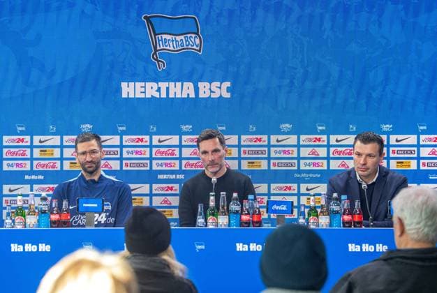 Fussball, Herren, Saison 2024 25, 2. Bundesliga, Hertha BSC, Pressekonferenz zur Vorstellung des neuen Trainers Stefan Leitl, im Bild: v.l. Co-Trainer Andre Mijatovic (Hertha BSC), Trainer Stefan Leitl (Hertha BSC), Sportdirektor Benjamin Weber (Hertha BSC), 18.02. 2025,