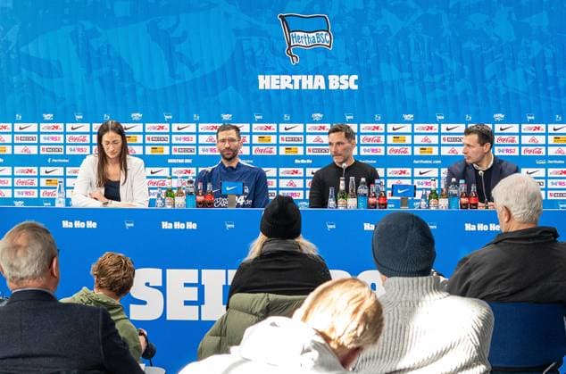 Fussball, Herren, Saison 2024 25, 2. Bundesliga, Hertha BSC, Pressekonferenz zur Vorstellung des neuen Trainers Stefan Leitl, im Bild: v.l. Pressesprecherin Vera Krings (Hertha BSC), Co-Trainer Andre Mijatovic (Hertha BSC), Trainer Stefan Leitl (Hertha BSC), Sportdirektor Benjamin Weber (Hertha BSC), 18.02. 2025,