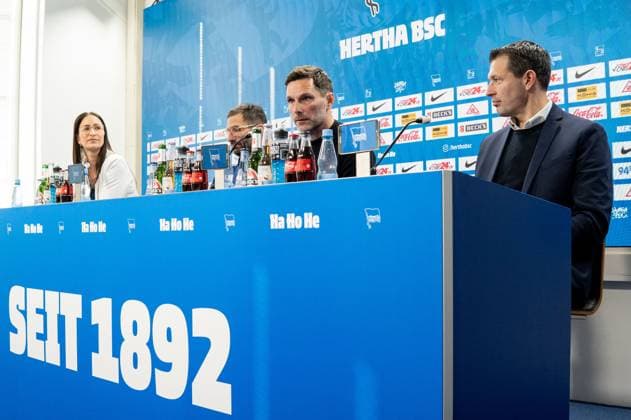 Fussball, Herren, Saison 2024 25, 2. Bundesliga, Hertha BSC, Pressekonferenz zur Vorstellung des neuen Trainers Stefan Leitl, im Bild: v.l. Pressesprecherin Vera Krings (Hertha BSC), Co-Trainer Andre Mijatovic (Hertha BSC), Trainer Stefan Leitl (Hertha BSC), Sportdirektor Benjamin Weber (Hertha BSC), 18.02. 2025,