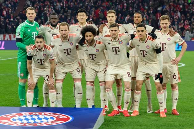 Die Spieler des FC Bayern Muenchen stellen sich zum Mannschaftsfoto auf, UEFA Champions League 2024 25 League Knockout Play-off Second Leg, FC Bayern München v Celtic FC, Allianz Arena am 18. February 2025 in München, Deutschland. (Foto von Marco Steinbrenner DeFodi Images) The players of FC Bayern Munich line up for the team photo, UEFA Champions League 2024 25 League Knockout Play-off Second Leg, FC Bayern München v Celtic FC, Allianz Arena, February 18, 2025 in Munich, Germany. (Photo by Marco Steinbrenner DeFodi Images) Defodi-700_muenchen_glasgow_20250218_021