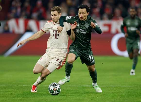 Im Bild: Zweikampf zwischen Josip Stanisic (FC Bayern Muenchen, 44) (l) und Reo Hatate (Celtic Glasgow, 41) 18.02.2025, Fussball, UEFA Champions League, Playoffs, FC Bayern Muenchen - Celtic Glasgow, GER, Muenchen, Allianz Arena, DFL REGULATIONS PROHIBIT ANY USE OF PHOTOGRAPHS AS IMAGE SEQUENCES AND OR QUASI-VIDEO. Copyright: HMBxMedia xHeikoxBecker
