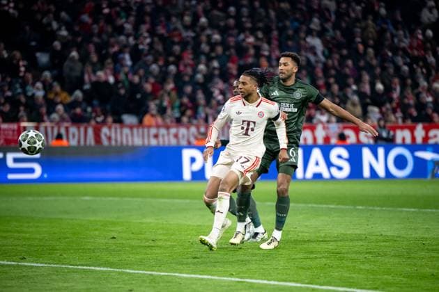 Michael Olise (FC Bayern Muenchen, 17) im Zweikampf mit Auston Trusty (Celtic Glasgow, 06), GER, FC Bayern Muenchen vs Celtic Football Club Glasgow, Fussball, UEFA Champions League, Playoff Rueckspiel, Spielzeit 2024 2025, 18.02.2025 GER, FC Bayern Muenchen vs Celtic Football Club Glasgow, Fussball, UEFA Champions League, Playoff Rueckspiel, Spielzeit 2024 2025, 18.02.2025 Muenchen Copyright: xEibner-Pressefoto Memmlerx EP_MMR