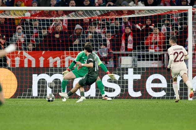 Im Bild: Nicolas Kuehn (Celtic Glasgow, 10), Goal scored, erzielt das Tor zum 1:0, celebrate the goal 18.02.2025, Fussball, UEFA Champions League, Playoffs, FC Bayern Muenchen - Celtic Glasgow, GER, Muenchen, Allianz Arena, DFL REGULATIONS PROHIBIT ANY USE OF PHOTOGRAPHS AS IMAGE SEQUENCES AND OR QUASI-VIDEO. Copyright: HMBxMedia xHeikoxBecker