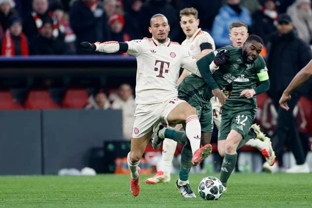 Im Bild: Leroy Sane (FC Bayern Muenchen, 10) (l) setzt sich gegen Jeffrey Schlupp (Celtic Glasgow, 15) durch. 18.02.2025, Fussball, UEFA Champions League, Playoffs, FC Bayern Muenchen - Celtic Glasgow, GER, Muenchen, Allianz Arena, DFL REGULATIONS PROHIBIT ANY USE OF PHOTOGRAPHS AS IMAGE SEQUENCES AND OR QUASI-VIDEO. Copyright: HMBxMedia xHeikoxBecker