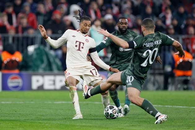 Im Bild: v.l. Michael Olise (FC Bayern Muenchen, 17), Jeffrey Schlupp (Celtic Glasgow, 15) und Cameron Carter-Vickers (Celtic Glasgow, 20), 18.02.2025, Fussball, UEFA Champions League, Playoffs, FC Bayern Muenchen - Celtic Glasgow, GER, Muenchen, Allianz Arena, DFL REGULATIONS PROHIBIT ANY USE OF PHOTOGRAPHS AS IMAGE SEQUENCES AND OR QUASI-VIDEO. Copyright: HMBxMedia xHeikoxBecker